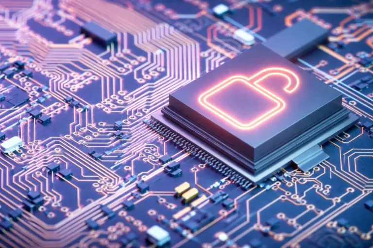 Circuito tecnológico con icono de candado abierto que representa vulnerabilidad y protección de datos personales en entornos digitales.