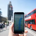 Ilustración de revisión operativa en plataformas de movilidad enfocada en responsabilidad corporativa y seguridad empresarial