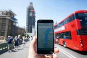 Ilustración de revisión operativa en plataformas de movilidad enfocada en responsabilidad corporativa y seguridad empresarial