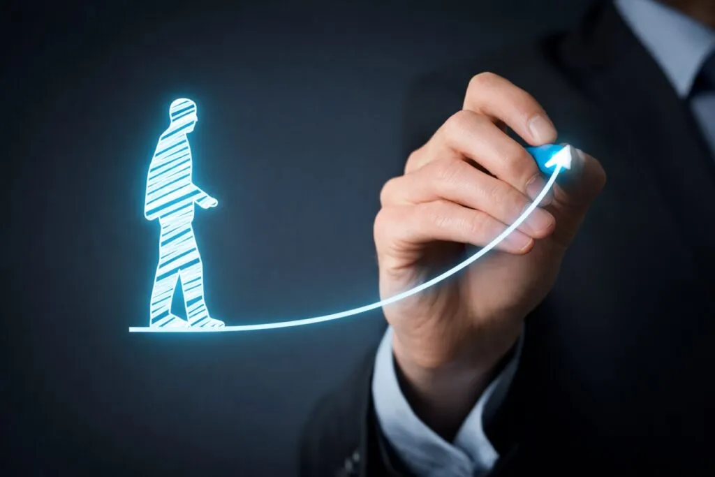 Retroalimentación laboral impacta cultura empresarial y liderazgo en México con equipos en oficina colaborando