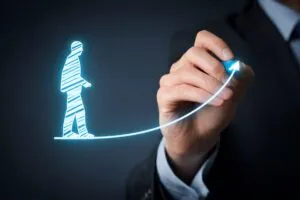 Retroalimentación laboral impacta cultura empresarial y liderazgo en México con equipos en oficina colaborando