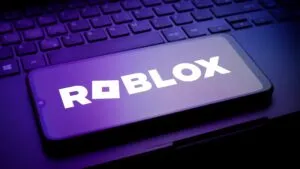 estrategia de Roblox para aumentar ingresos de creadores mediante publicidad digital
