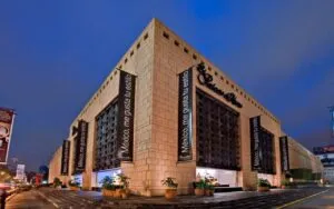 Aumento de visibilidad de Palacio de Hierro tras el romance mediático entre Emma Watson y Gonzalo Hevia Baillères.