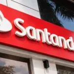 Empresarios trabajando en equipo con gráficos de crecimiento y créditos PyME de Santander