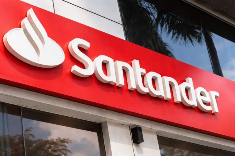 Empresarios trabajando en equipo con gráficos de crecimiento y créditos PyME de Santander