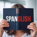 Equipos en oficina moderna en Colombia reflejan spanglish laboral y cultura empresarial globalizada