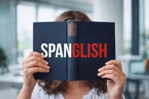 Equipos en oficina moderna en Colombia reflejan spanglish laboral y cultura empresarial globalizada