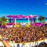 Spring Break en Cancún con turistas en beach clubs y vida nocturna que impulsa la derrama económica turística