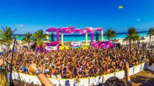 Spring Break en Cancún con turistas en beach clubs y vida nocturna que impulsa la derrama económica turística