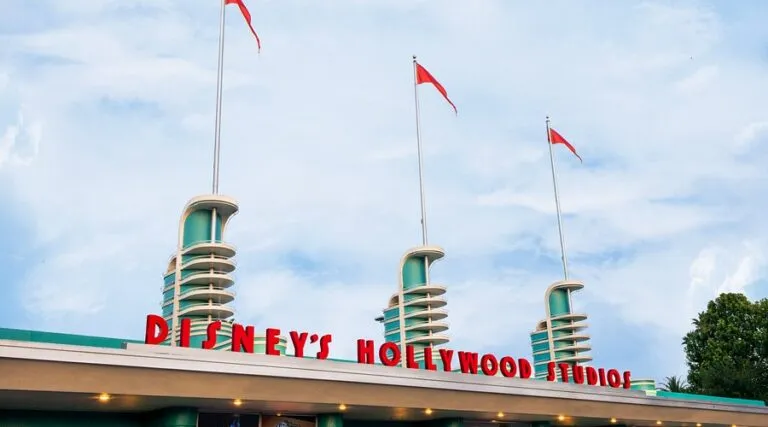 Concepto de atracción Titanic Disney en Hollywood Studios que refleja el crecimiento del turismo temático y experiencias inmersivas.