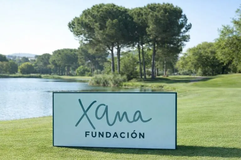 Torneo benéfico de golf en España con futbolistas y celebridades impulsando causas sociales