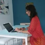 Profesionales diversas trabajando en espacios híbridos que representan flexibilidad y crecimiento laboral