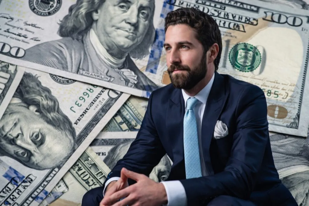 Retrato editorial de Gonzalo Hevia Baillères en un entorno empresarial moderno, con elementos tecnológicos y fondos que sugieren innovación y enfoque estratégico.