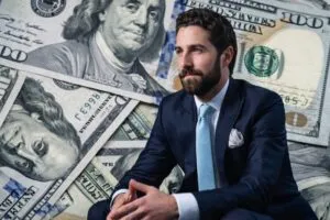 Retrato editorial de Gonzalo Hevia Baillères en un entorno empresarial moderno, con elementos tecnológicos y fondos que sugieren innovación y enfoque estratégico.