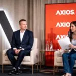 Serena Williams hablando sobre fundraising y storytelling para emprendedores en SXSW 2026 con ambiente de conferencia profesional