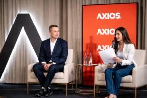 Serena Williams hablando sobre fundraising y storytelling para emprendedores en SXSW 2026 con ambiente de conferencia profesional