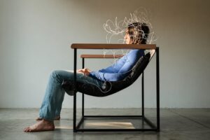 Salud mental laboral en México impacta productividad en oficinas modernas