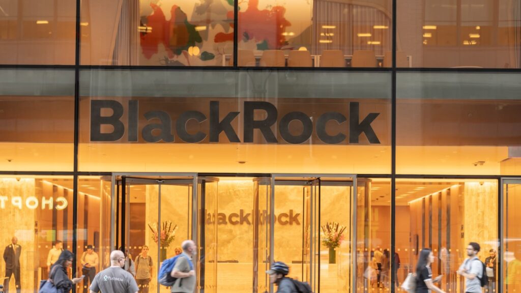 BlackRock advierte volatilidad global y recomienda diversificar inversiones ante riesgos financieros y geopolíticos