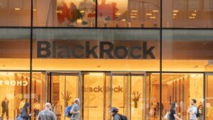 BlackRock advierte volatilidad global y recomienda diversificar inversiones ante riesgos financieros y geopolíticos