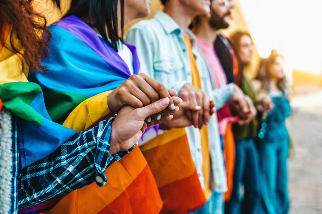 equipo diverso en oficina moderna mostrando allyship corporativo LGBTQ constante e inclusión empresarial innovadora