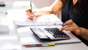 declaración anual en México 2026 con proceso digital del SAT y revisión de ingresos y deducciones fiscales