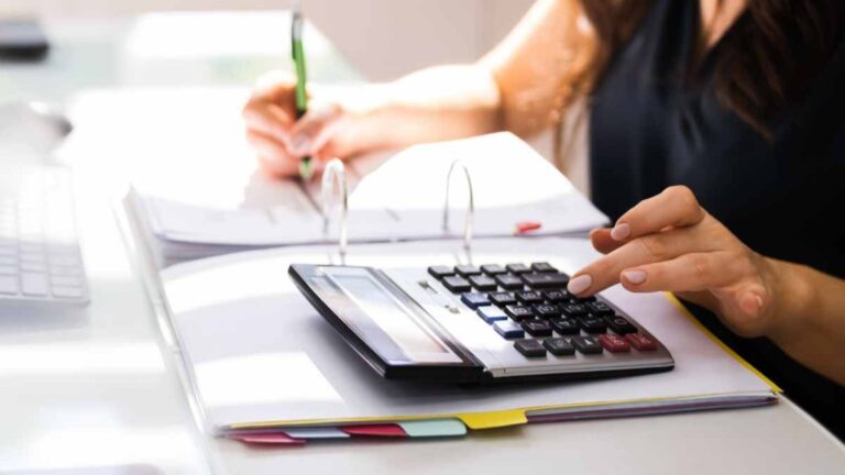 declaración anual en México 2026 con proceso digital del SAT y revisión de ingresos y deducciones fiscales