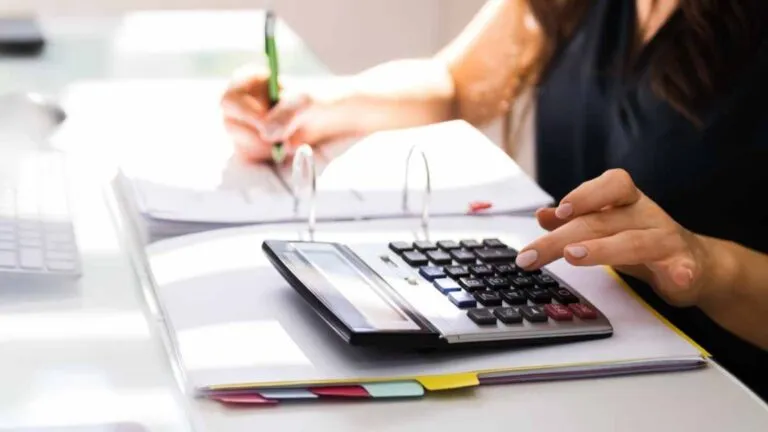 declaración anual en México 2026 con proceso digital del SAT y revisión de ingresos y deducciones fiscales