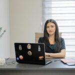 Profesional de carrera en tecnología en ciberseguridad trabajando en entorno digital con alta demanda laboral en Estados Unidos