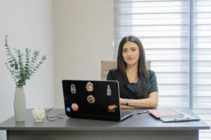 Profesional de carrera en tecnología en ciberseguridad trabajando en entorno digital con alta demanda laboral en Estados Unidos