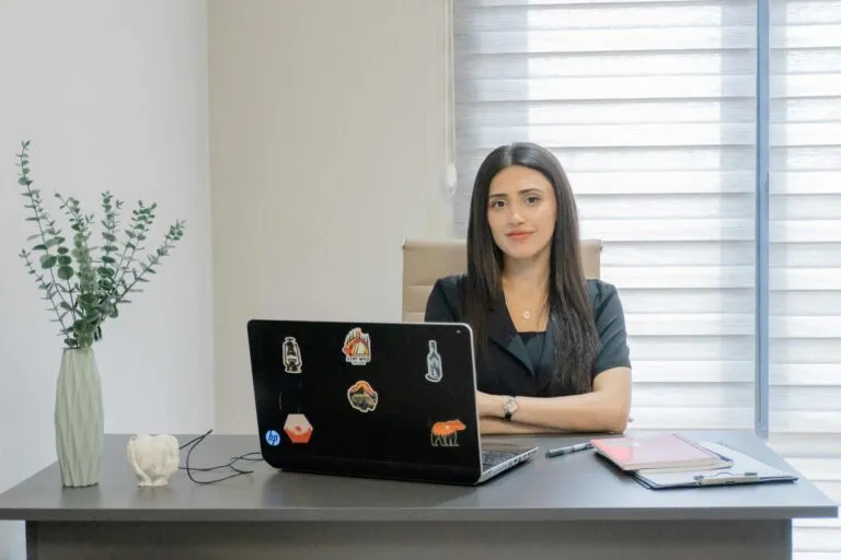 Profesional de carrera en tecnología en ciberseguridad trabajando en entorno digital con alta demanda laboral en Estados Unidos