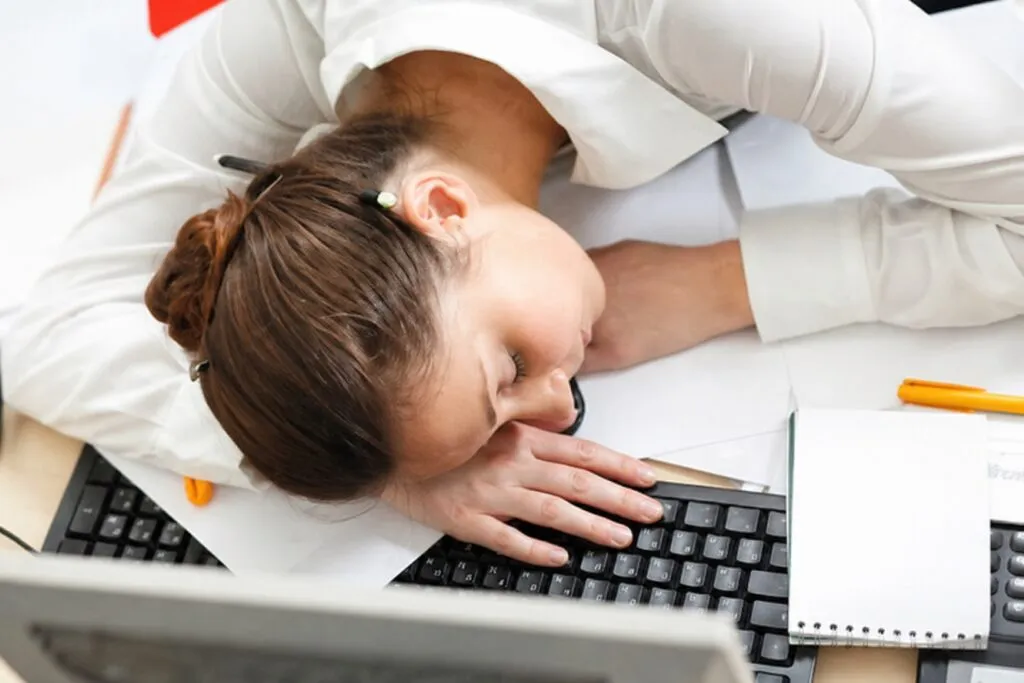 Empleado cansado en oficina refleja cómo la falta de sueño reduce productividad laboral en España y afecta el rendimiento empresarial