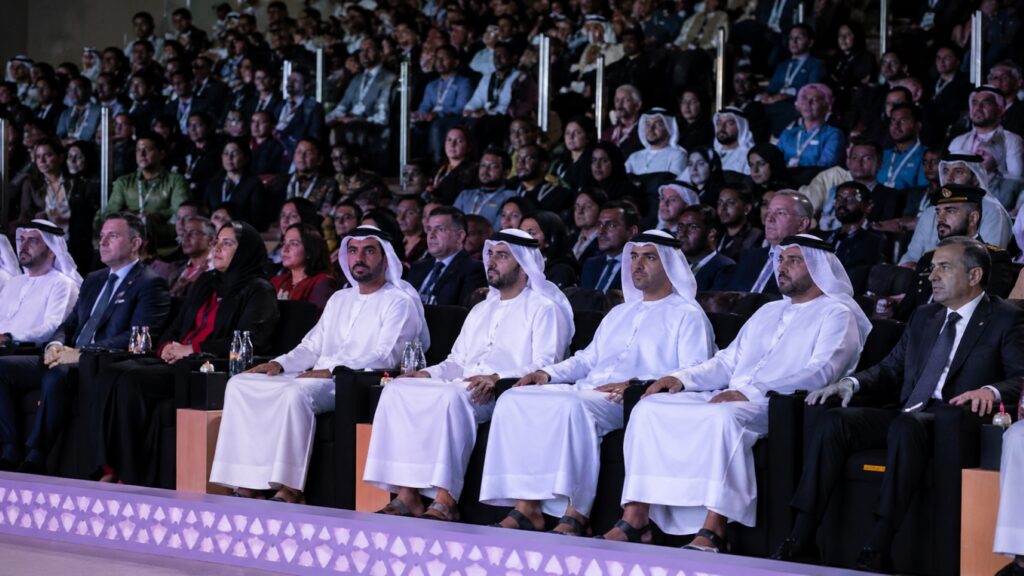 inteligencia artificial en autismo aplicada en salud con especialistas analizando datos en entorno tecnológico moderno