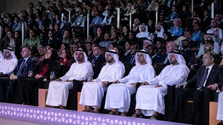 inteligencia artificial en autismo aplicada en salud con especialistas analizando datos en entorno tecnológico moderno