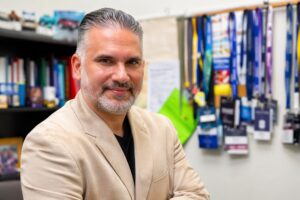 Estudiantes desarrollando proyectos de innovación universitaria que impulsan emprendimientos en México