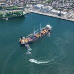 Puerto de Manzanillo con grúas modernas operando buques de gran escala y fortaleciendo la competitividad logística en México