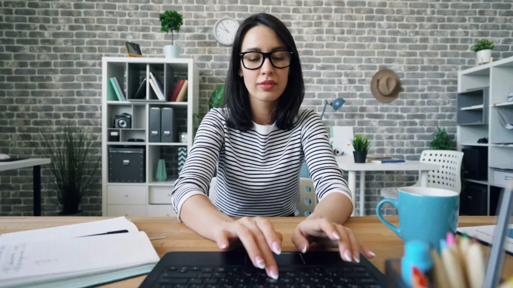Ocupismo afecta productividad empresarial en México mostrando empleados ocupados sin resultados claros en oficina moderna