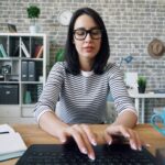 Ocupismo afecta productividad empresarial en México mostrando empleados ocupados sin resultados claros en oficina moderna