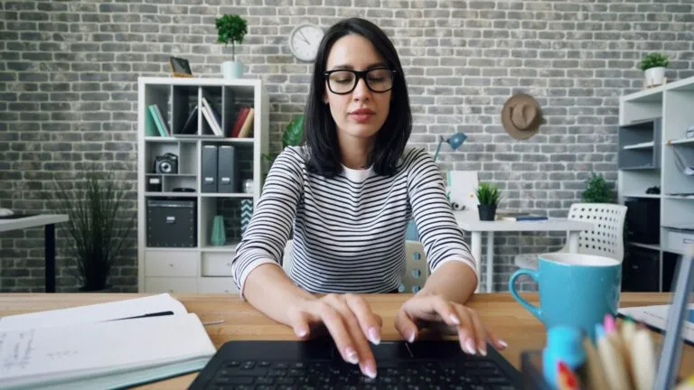 Ocupismo afecta productividad empresarial en México mostrando empleados ocupados sin resultados claros en oficina moderna