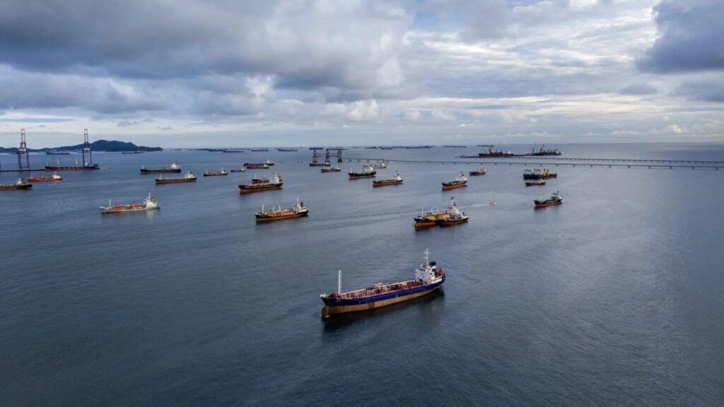 estrecho de Ormuz reabre y afecta precios del petróleo y comercio energético global tras tensiones geopolíticas