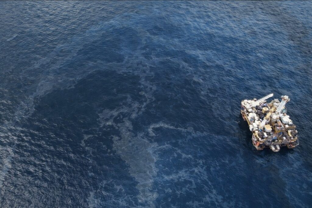 Derrame de hidrocarburo Pemex en Golfo de México con acciones de contención y supervisión ambiental