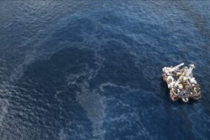 Derrame de hidrocarburo Pemex en Golfo de México con acciones de contención y supervisión ambiental