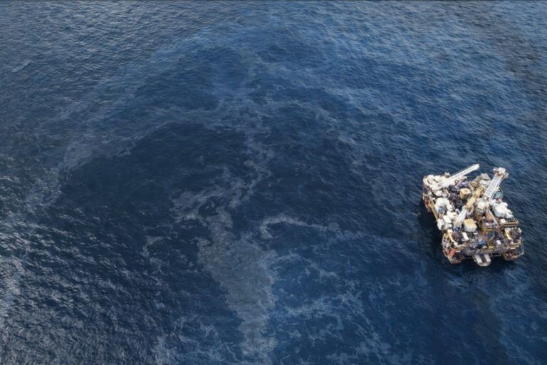 Derrame de hidrocarburo Pemex en Golfo de México con acciones de contención y supervisión ambiental