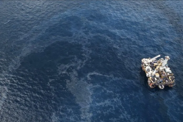 Derrame de hidrocarburo Pemex en Golfo de México con acciones de contención y supervisión ambiental