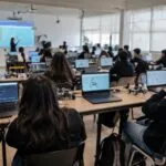 Adolescentes participando en cursos gratuitos de tecnología en San Luis Potosí con enfoque en habilidades digitales