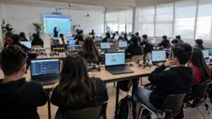 Adolescentes participando en cursos gratuitos de tecnología en San Luis Potosí con enfoque en habilidades digitales