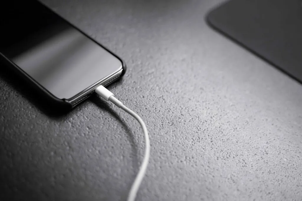 Usuario carga batería del iPhone con límite inteligente para reducir desgaste y extender vida útil del dispositivo
