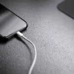 Usuario carga batería del iPhone con límite inteligente para reducir desgaste y extender vida útil del dispositivo