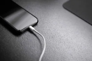 Usuario carga batería del iPhone con límite inteligente para reducir desgaste y extender vida útil del dispositivo