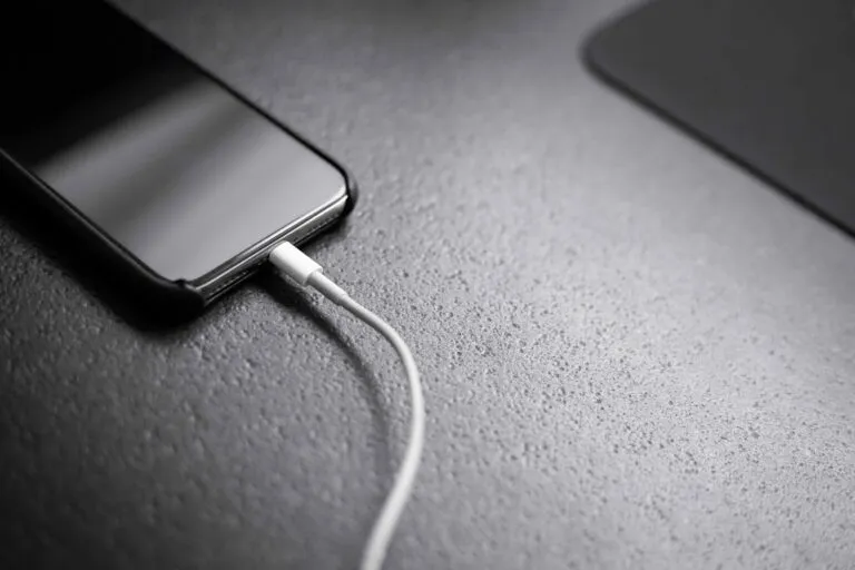 Usuario carga batería del iPhone con límite inteligente para reducir desgaste y extender vida útil del dispositivo
