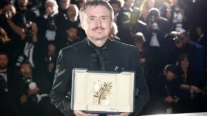 Cristian Mungiu durante Cannes tras ganar con Fjord una película sobre racismo migración y empatía en Europa